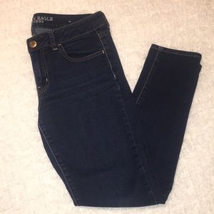 American Eagle dark wash skinny jegging.